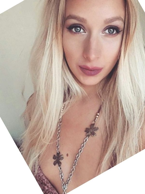 model wearing chunky metal flower chain necklace