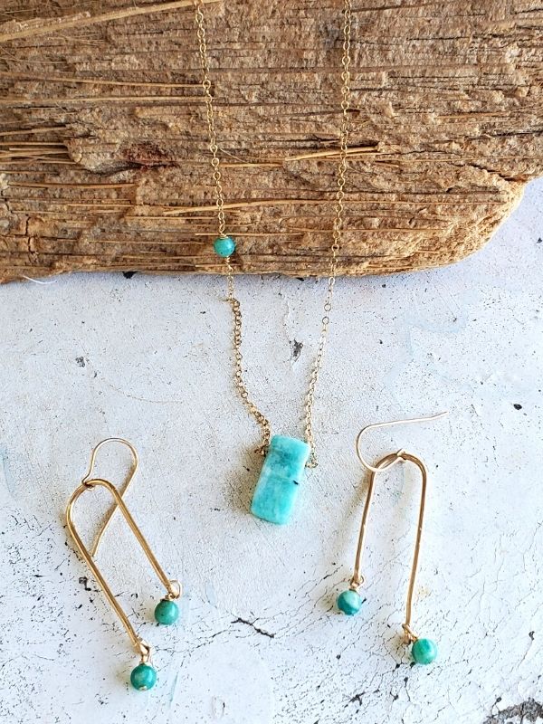 green gemstone gold chain necklace & earrings